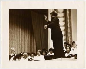 Dawson dirigiendoal coro Tuskegee